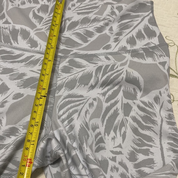 Alo Yoga Palm Springs airbrushed white leggings leaves stripes women's medium - Picture 5 of 11